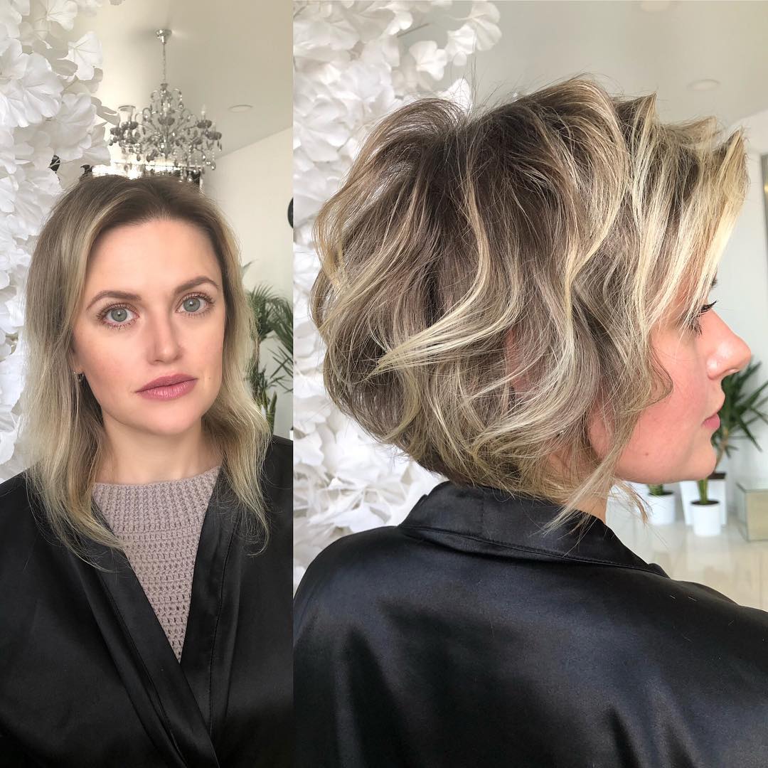 Taglio cortissimo con colorazione bionda per un cambio look deciso