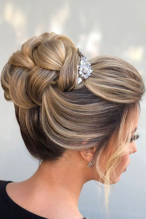 Acconciatura sposa con capelli raccolti: un bellissimo chignon classico